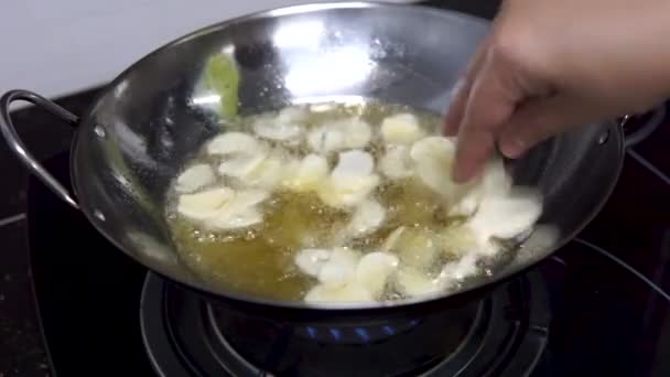 Fritar Batatas Fritas Alho Uma Panela Com Azeite — Vídeo de Stock