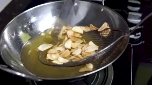 Fritar Batatas Fritas Alho Uma Panela Com Azeite — Vídeo de Stock