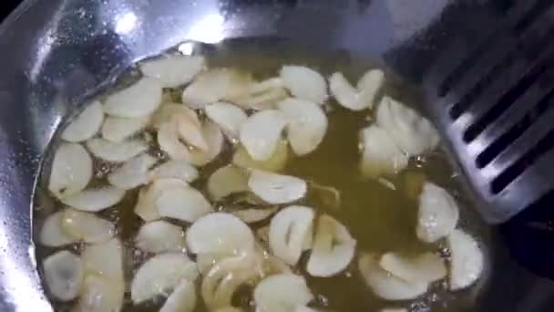 Frying Garlic Chips Pan Olive Oil — Stock Video