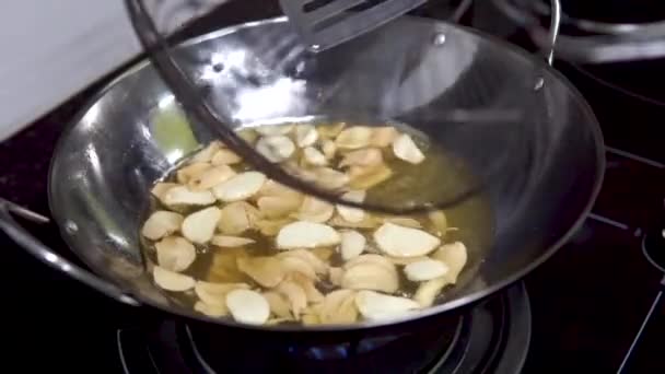 Fritar Batatas Fritas Alho Uma Panela Com Azeite — Vídeo de Stock
