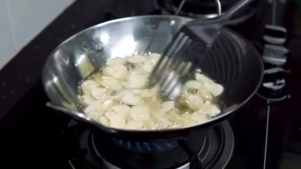 Fritar Batatas Fritas Alho Uma Panela Com Azeite — Vídeo de Stock