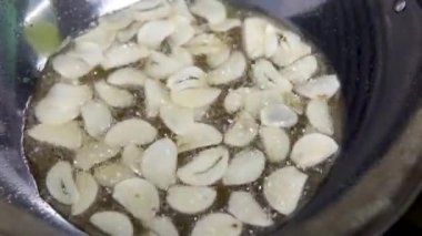 Tavada zeytinyağlı sarımsak kızartması..