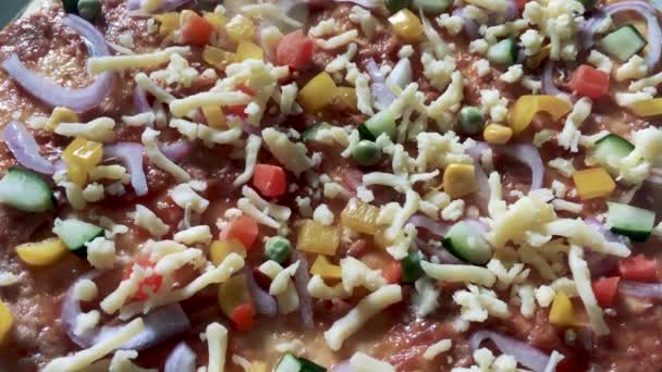 Fechado Pizza Crua Caseira Com Vários Ingredientes Cima Pizza Semear — Vídeo de Stock