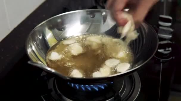 Comida Saudável Fritar Batatas Fritas Uma Panela Com Azeite Quente — Vídeo de Stock