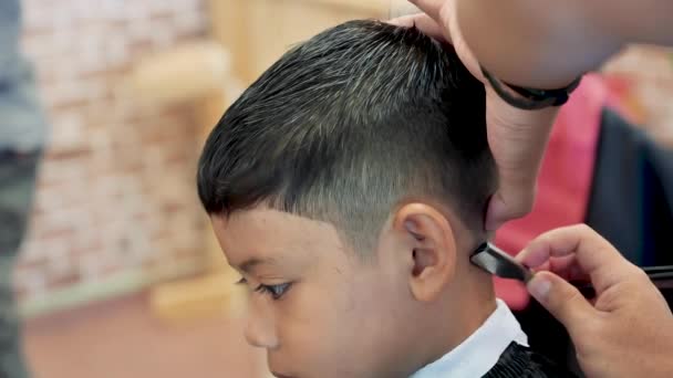 Kid haircut with scissors and razor. Close up of hair trimmer hairstyle by professional hair stylist. — Stock Footage Kid Haircut Scissors Razor Close Hair Trimmer Hairstyle Professional Hair Royalty Free Stock Video