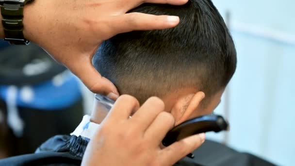 Kid haircut with razor. Close up of hair trimmer hairstyle by professional hair stylist. — Stock Footage Kid Haircut Razor Close Hair Trimmer Hairstyle Professional Hair Stylist Stock Footage