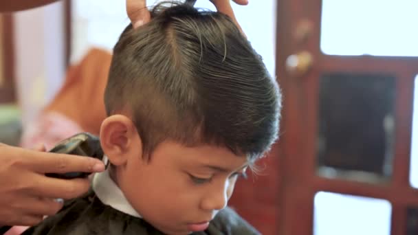 Kid haircut with scissors and razor. Close up of hair trimmer hairstyle by professional hair stylist. — Stock Footage Kid Haircut Scissors Razor Close Hair Trimmer Hairstyle Professional Hair Royalty Free Stock Video