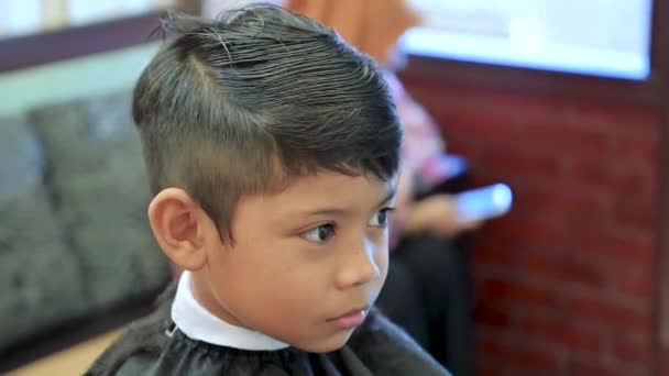 Cabeleireiro cabeleireiro faz penteado para bebê na barbearia de perto  barbeiro faz penteado de tranças da moda