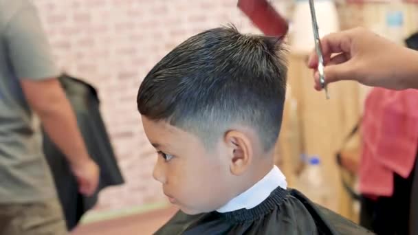 Kid Haircut Scissors Razor Close Hair Trimmer Hairstyle Professional Hair — Stock Video © karlstury #251057028 Kid Haircut Scissors Razor Close Hair Trimmer Hairstyle Professional Hair — Stock Video © karlstury #251057028