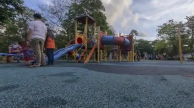 Pürüzsüz hareket bulanıklığı, ebeveynlerin çocuklarını oyun parkında yakınlaştırarak bir araya getirmesi..