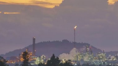Ağır endüstri fabrikaları ve fabrikalarının güneş doğarken 24 saat boyunca ormanlık alanlarda çalıştığı sanayi bölgesinde yüksek kaliteli zaman kaybı..