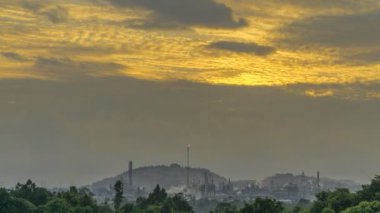 Ağır endüstri fabrikaları ve fabrikaları ile yüksek kaliteli zaman atlaması. Gün doğumunda 24 saat boyunca ormanlık alanda faaliyet gösteren fabrikalar ve santraller odaklanıyor..
