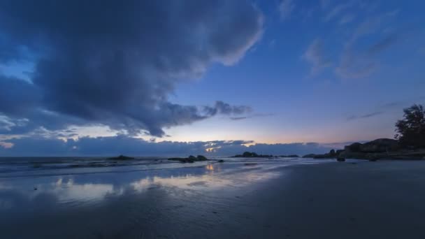 在日出时 海滩上高质量的时间流逝 焦点变焦 小岛和戏剧性的云彩形成运动 — 图库视频影像