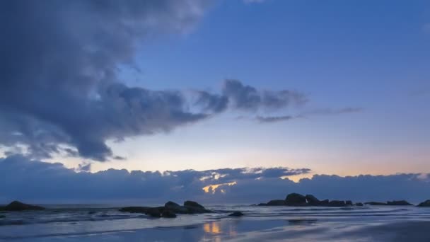 パンニング左フォーカス 小さな島と劇的な雲の形成運動とビーチで日の出の間に高品質の時間の経過 — ストック動画