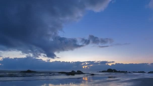 ズームアウトフォーカス 小さな島と劇的な雲の形成運動とビーチで日の出の間に高品質の時間の経過 — ストック動画