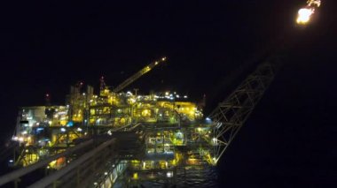 Petrol ve gaz endüstrisi, karanlık ve deniz tarafından gece çevresi petrol ve gaz platformu offshore görünümü.