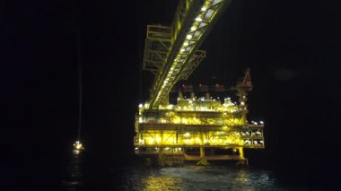 Petrol ve gaz endüstrisi, karanlık ve deniz tarafından gece çevresi petrol ve gaz platformu offshore görünümü.