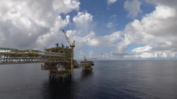 南シナ海のどこかで 雲の動きと雨の空が劇的な雲の動きで石油とガスのプラットフォームの4K時間経過 — ストック動画