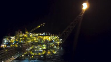 Petrol ve gaz endüstrisi, karanlık ve deniz tarafından gece çevresi petrol ve gaz platformu offshore görünümü.