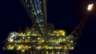 Petrol ve gaz endüstrisi, karanlık ve deniz tarafından gece çevresi petrol ve gaz platformu offshore görünümü.