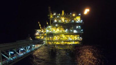 Petrol ve gaz endüstrisi, karanlık ve deniz tarafından gece çevresi petrol ve gaz platformu offshore görünümü.