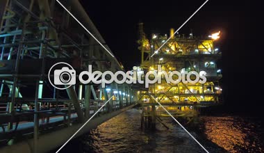 Petrol ve gaz endüstrisi, karanlık ve deniz tarafından gece çevresi petrol ve gaz platformu offshore görünümü.