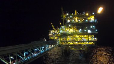 Petrol ve gaz endüstrisi, karanlık ve deniz tarafından gece çevresi petrol ve gaz platformu offshore görünümü.