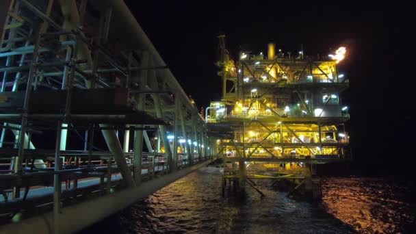 Нефтегазовая Промышленность Морские Виды Нефтегазовую Платформу Ночное Время — стоковое видео