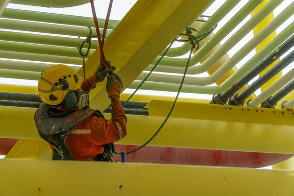 Trabajar en altura utilizando la técnica de rappel . —  Fotos de Stock