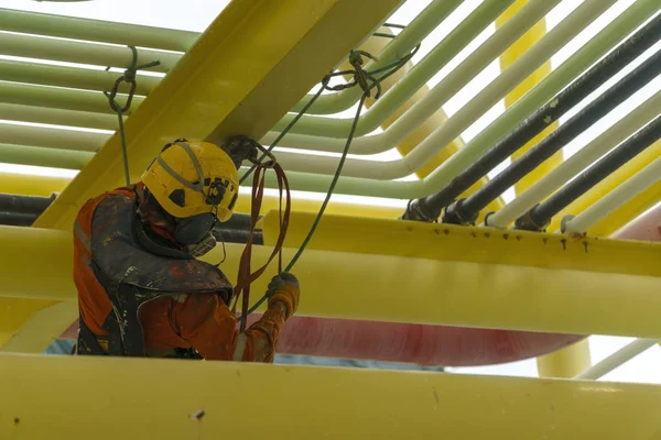 Trabalhando em altura usando a técnica de rapel . — Fotografia de Stock