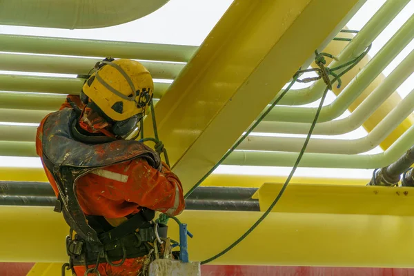 Trabajar en altura utilizando la técnica de rappel . —  Fotos de Stock