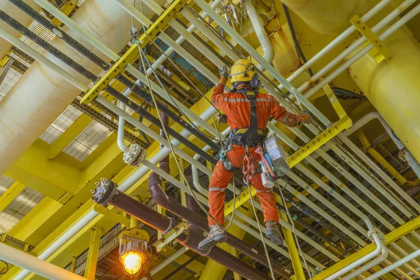 Trabajar en altura utilizando la técnica de rappel . —  Fotos de Stock