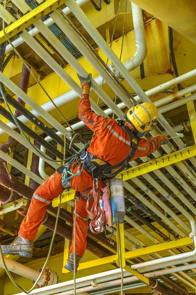 İniş tekniğini kullanarak yükseklikte çalışmak.