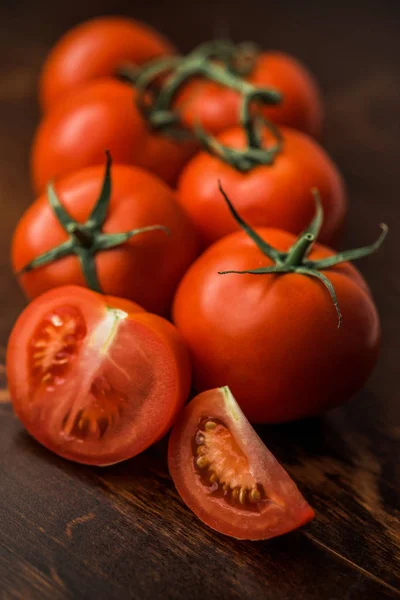 Frische Tomaten Auf Rustikalem Holzgrund — Stockfoto