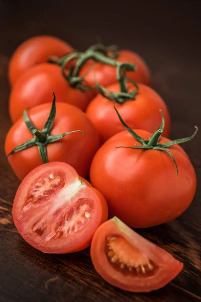 Frische Tomaten Auf Rustikalem Holzgrund — Stockfoto