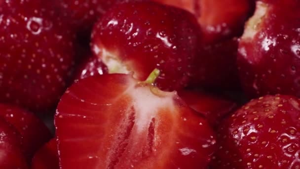 Stück Frische Erdbeere Nahaufnahme 360 Grad Drehung Lebensmittelhintergrund — Stockvideo