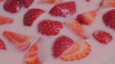 Olgun çilek yavaş hareket