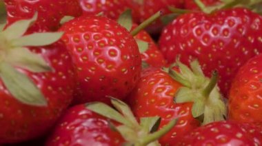 Olgun çilek yavaş hareket