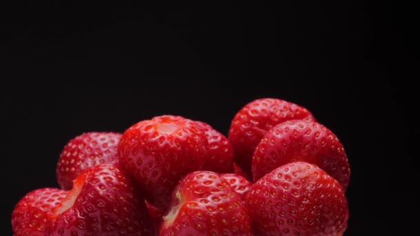 Rijpe Aardbeien Zwarte Geïsoleerde Achtergrond Slow Motion Beweging Met Klok — Stockvideo