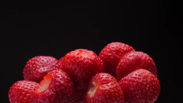 Reife Erdbeeren Auf Schwarzem Hintergrund Zeitlupenbewegung Uhrzeigersinn — Stockvideo