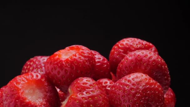 Reife Erdbeeren Auf Schwarzem Hintergrund Zeitlupenbewegung Uhrzeigersinn — Stockvideo