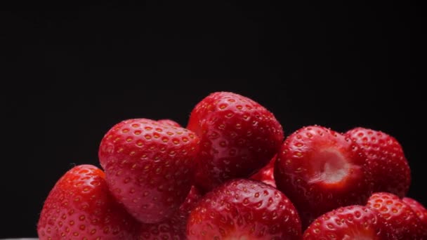 Reife Erdbeeren Auf Schwarzem Hintergrund Zeitlupenbewegung Uhrzeigersinn — Stockvideo