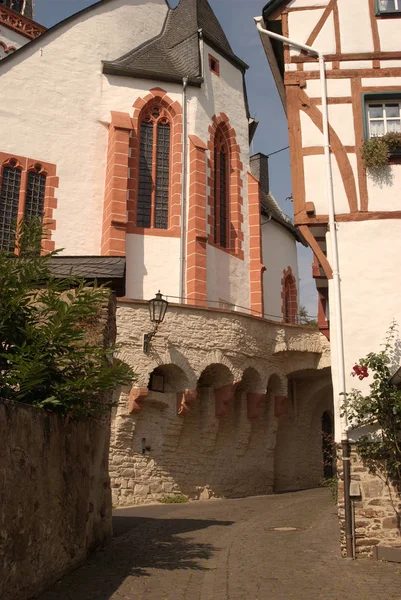 Gamla historiska kyrka och lane i Ediger Tyskland — Stockfoto