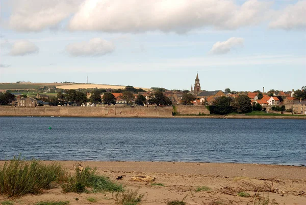 Berwick-upon-Tweed Ortaçağ şehir surları, spireand kumsal için Tweed Nehri üzerinde seyir