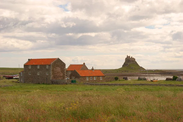 Замок Линдисфарн, дома и берег — стоковое фото