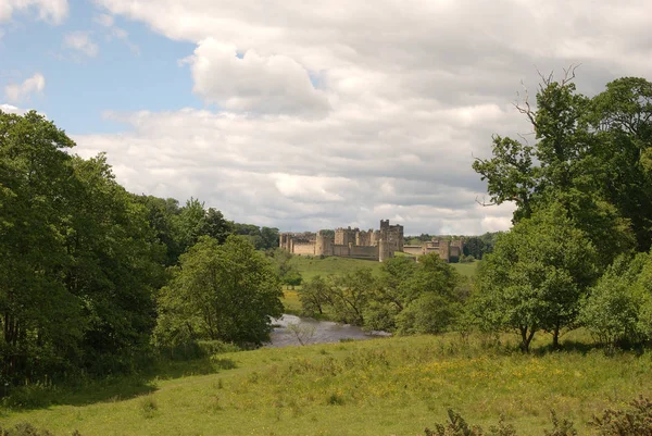 Alnwickův hrad a řeka ALN v Northumberlandu v létě — Stock fotografie