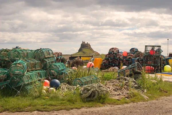 Fischerausrüstung in Lindisfarne mit Burghintergrund — Stockfoto