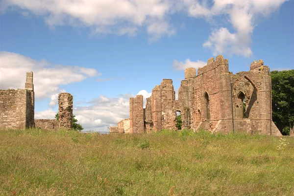 Historické rozvaliny Lindisfarne Priory — Stock fotografie