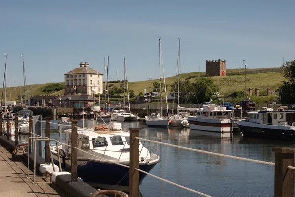 Eyemouth гавань, лодки и здания, Бервикшир — стоковое фото