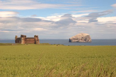 Tantallon kalesinin ve Bass Rock'ın yakın görünümü, İskoçya